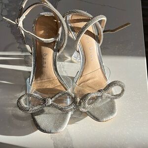 Clear heels with bow and sequence size 5.5